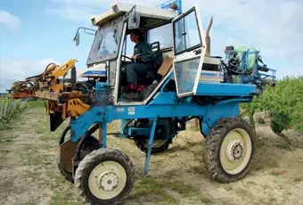 Tracteur viticole dans une parcelle de vigne utilisé pour la formation perfectionnement en conduite d’engins.